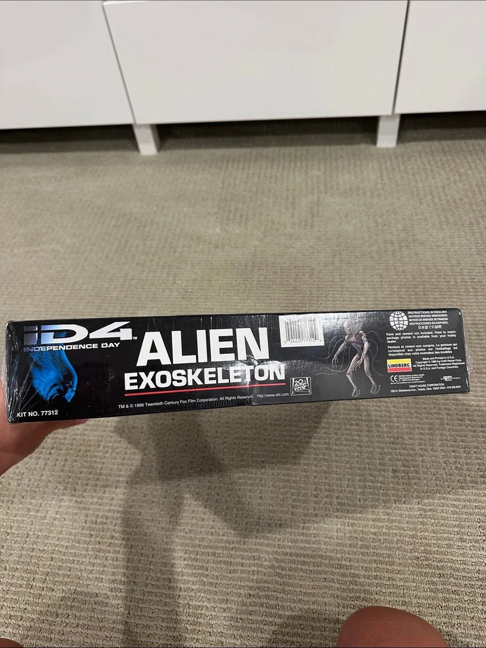 Independence Day Alien Exoskeleton Model Kit - Black & Blue